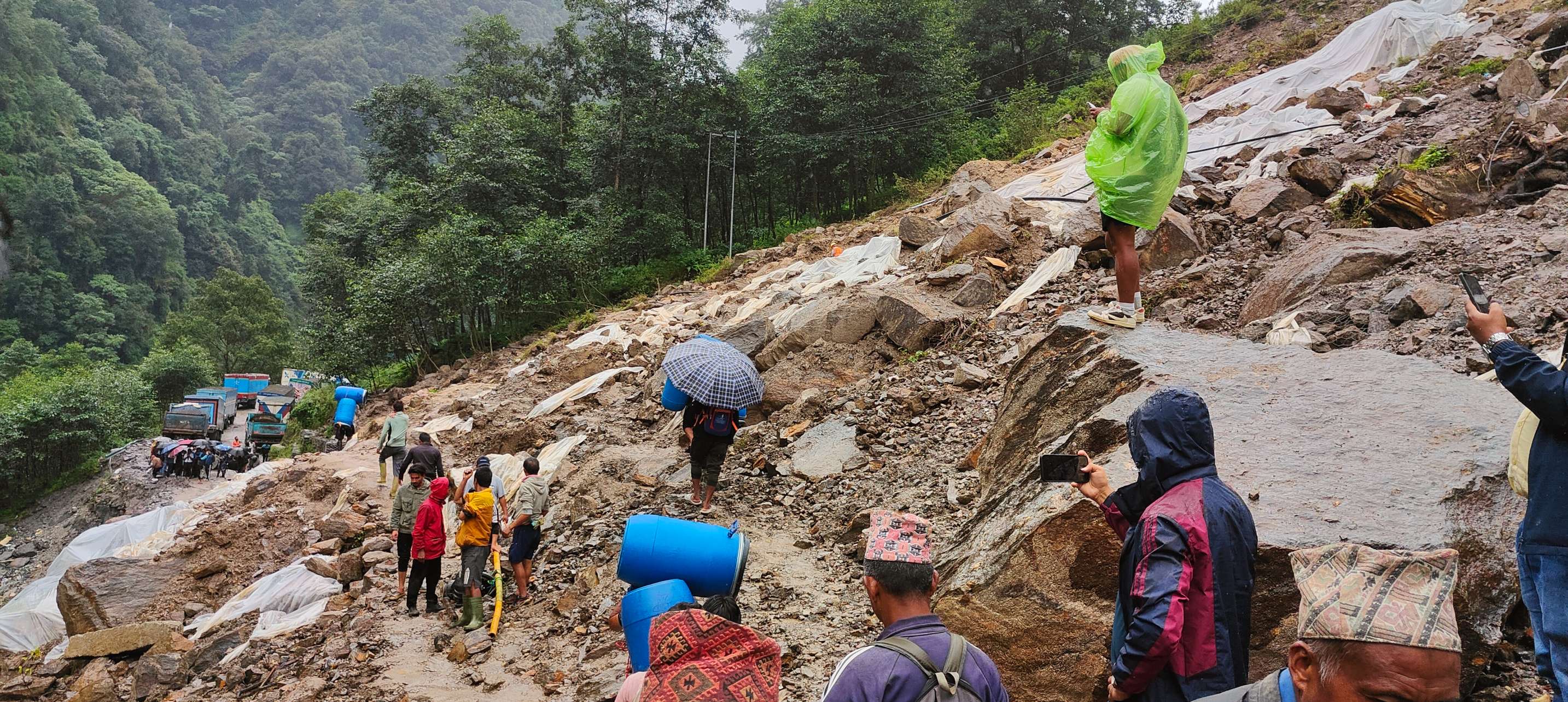 पहिरोले तातोपानी नाका बन्द हुदाँ  अर्वौको समान अलपत्र,लगानी  डुब्ने चिन्तामा व्यवसायी