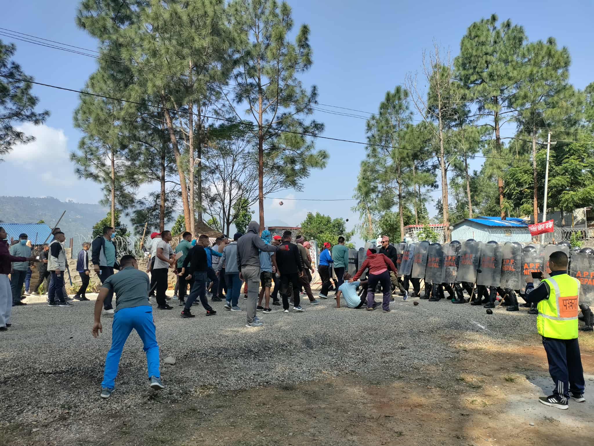 भिड नियन्त्रण गर्न बन्देउमा प्रहरीले चलायो १८ सेल अश्रुग्यास, ५ राउन्ड हवाई फायर