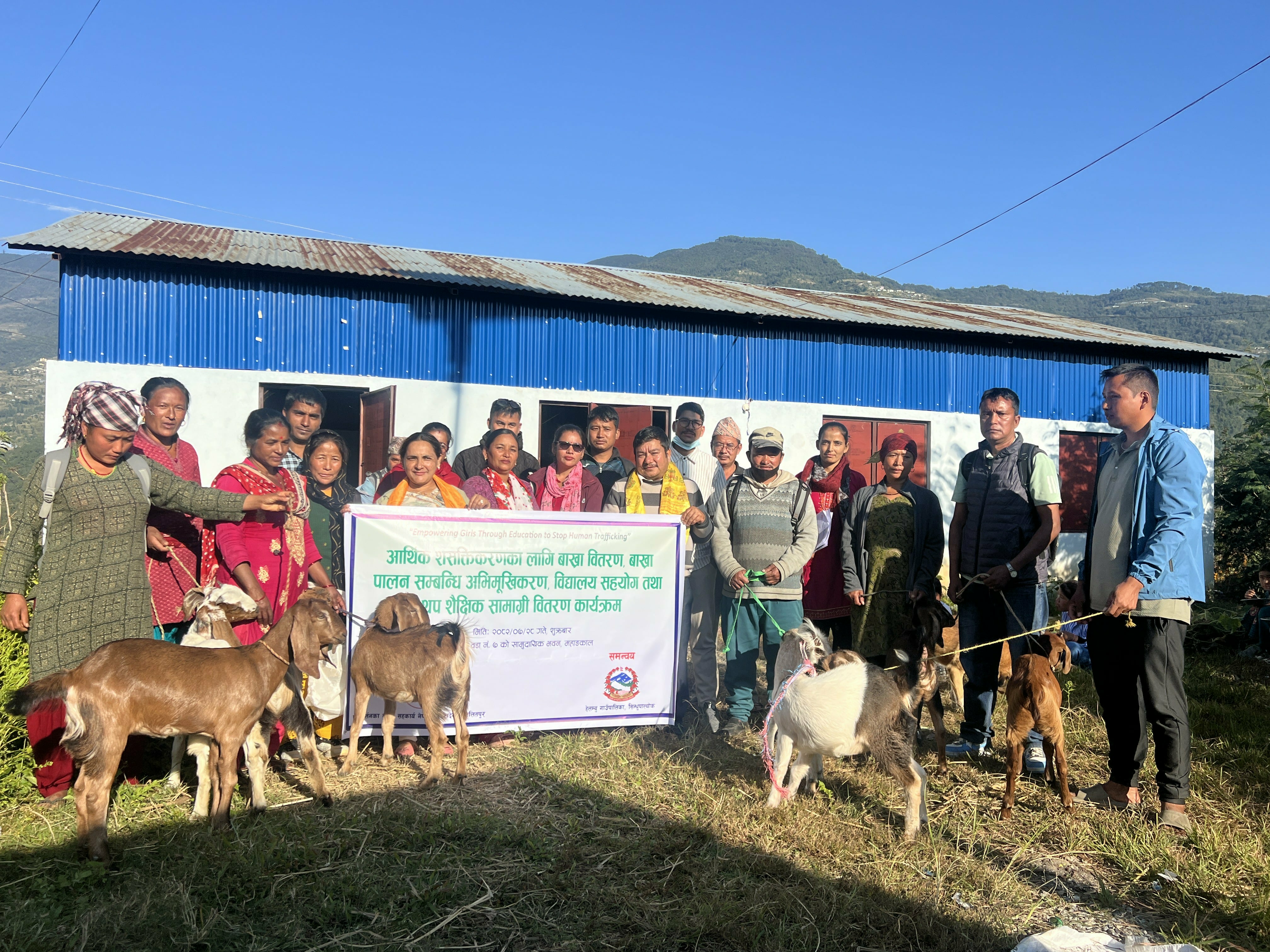 हेलम्बु–७ माहाँकालमा आर्थिक विकासका लागी बाख्रा वितरण