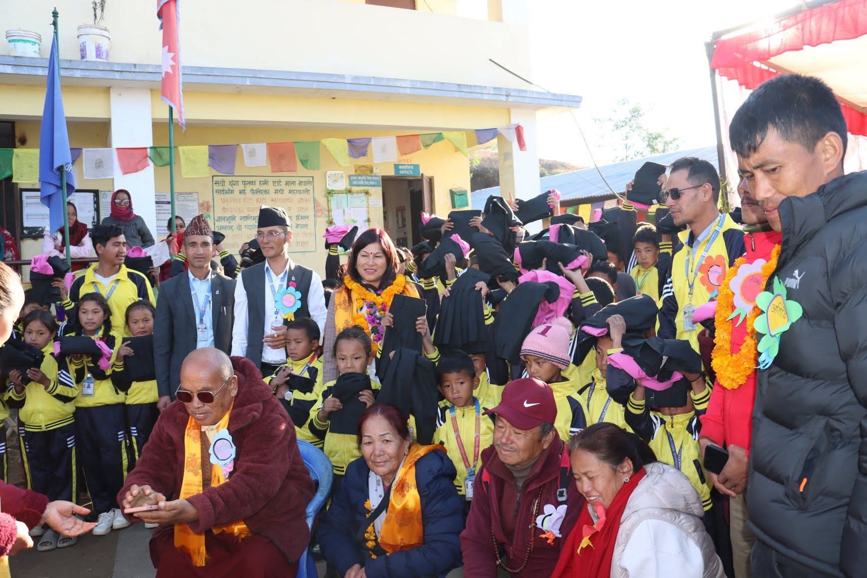 क्यौलेठाना आधारभूत विद्यालयमा अध्ययनरत १०५ जना बालबालिकालाई पोसाक वितरण