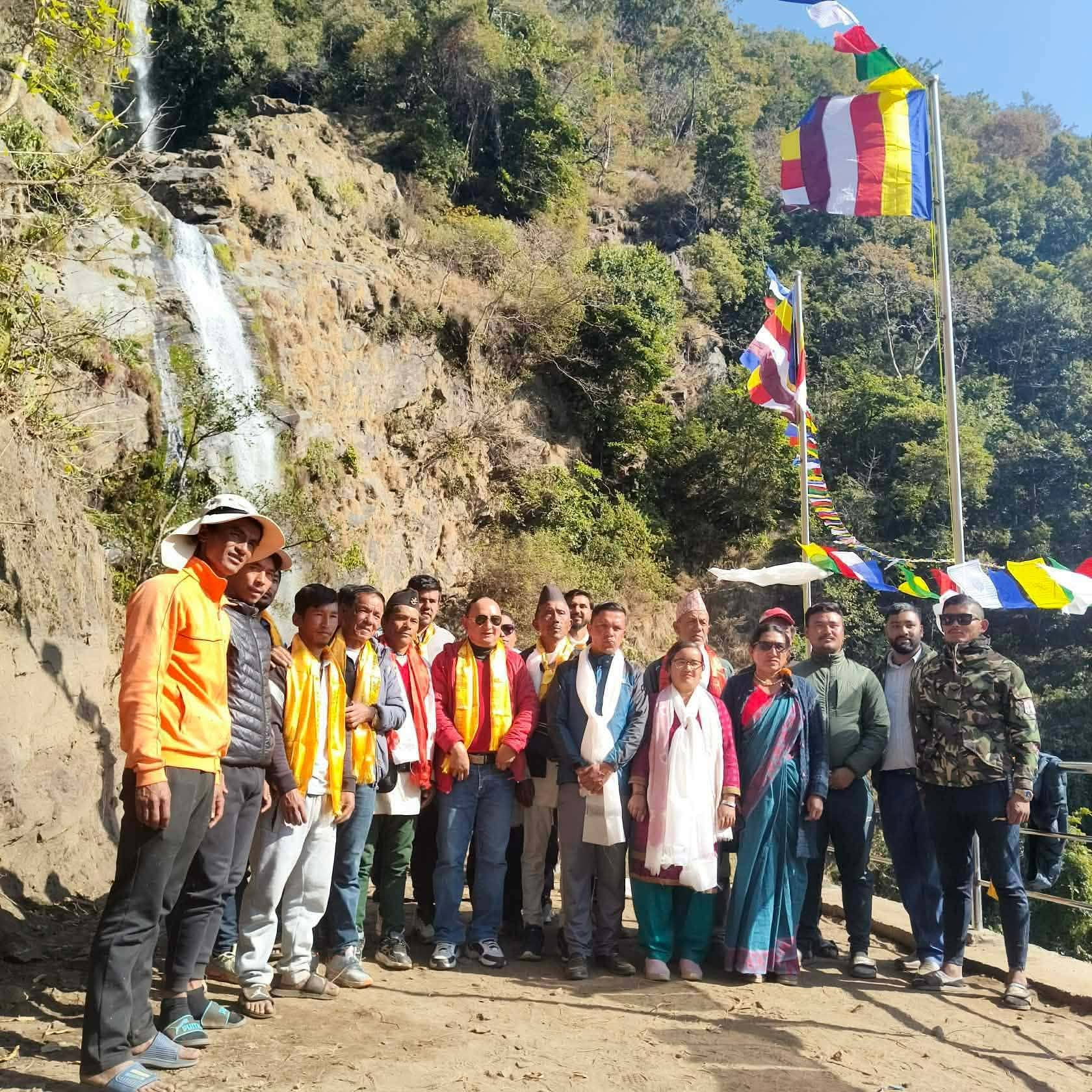 खड्कुले झरनामा राष्ट्रिय  झन्डोत्तोलन,पर्यटकिय गन्तव्य बन्ने बिश्वास