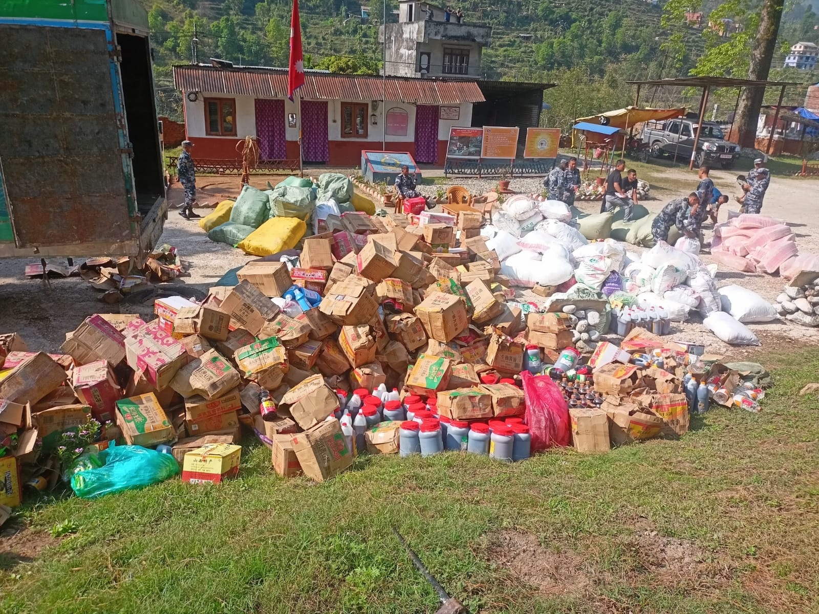 ठूलो परिमाणको चिनियाँ किराना सामानसहित एक सवारीसाधन शशस्त्र प्रहरीकाे  नियन्त्रणमा