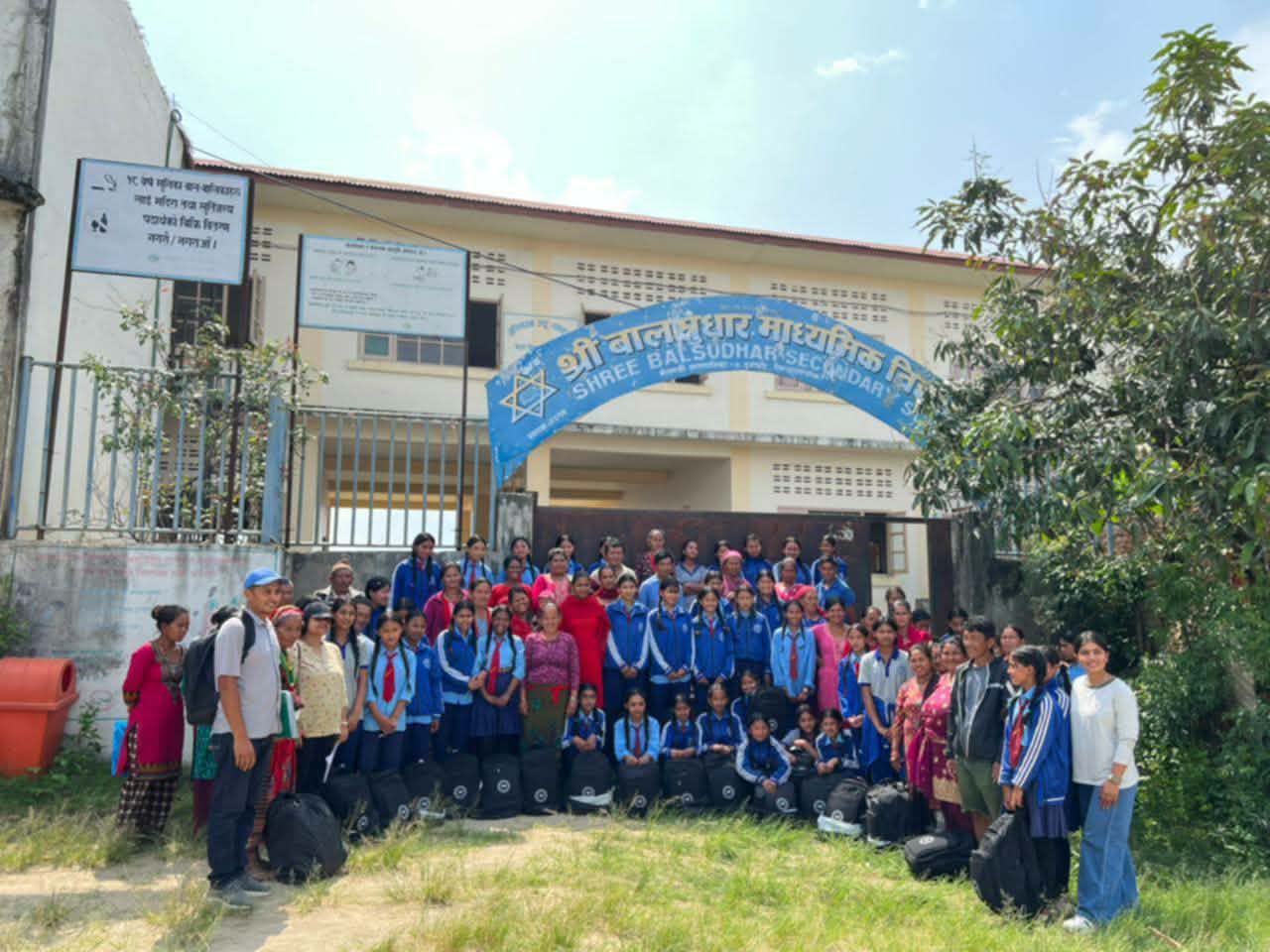 ग्रामीण स्वास्थ्य र शिक्षा सेवा गुठी ( रेस्ट) द्वारा  अमेरिकन हिमालयन फाउन्डेसनको सहयोगमा शैक्षिक सामग्री वितरण