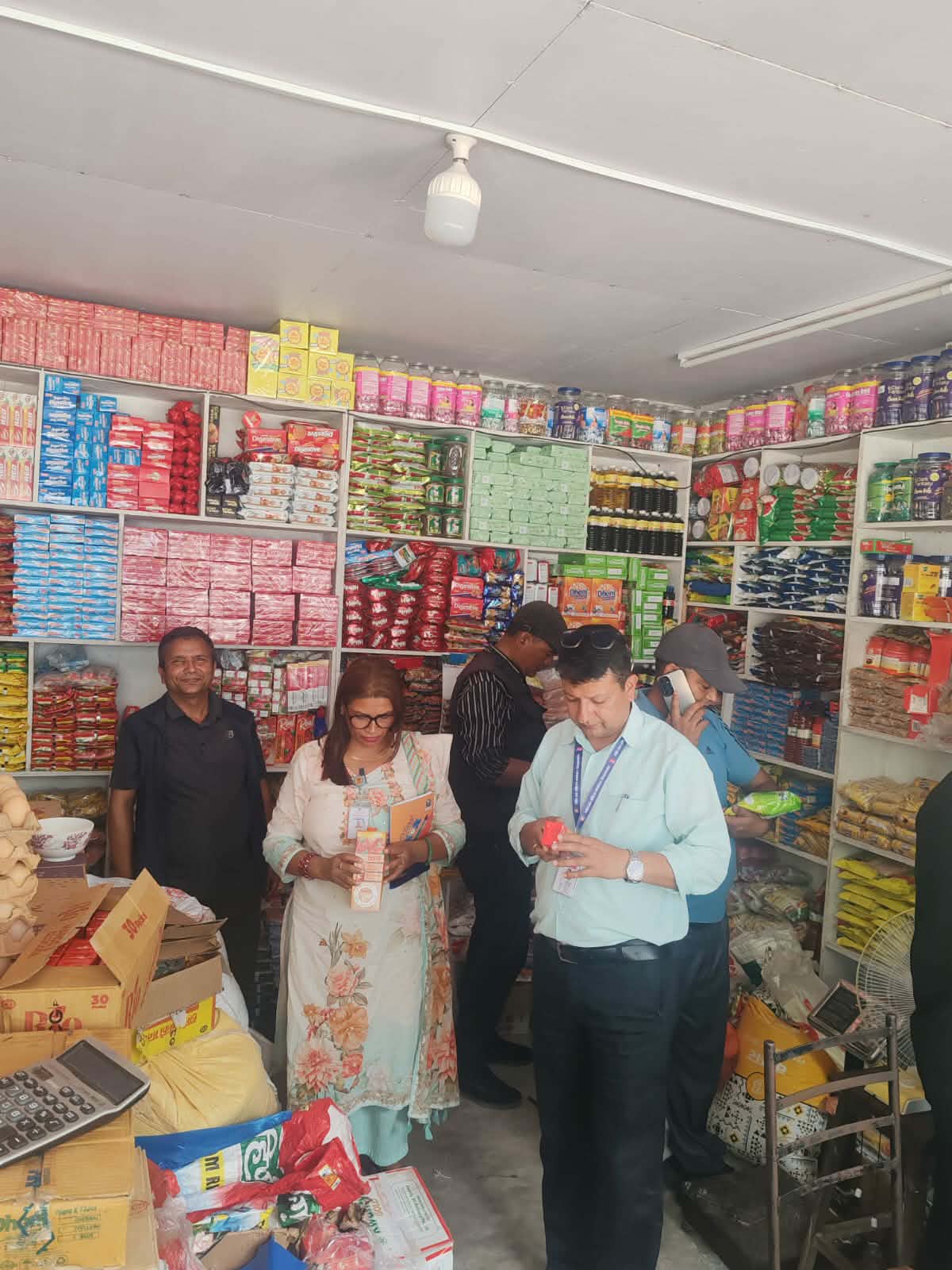 जिल्ला प्रशासन कार्यालयको अगुवाईमा बाह्रविसेका  विभिन्न क्षेत्रको बजार अनुगमन