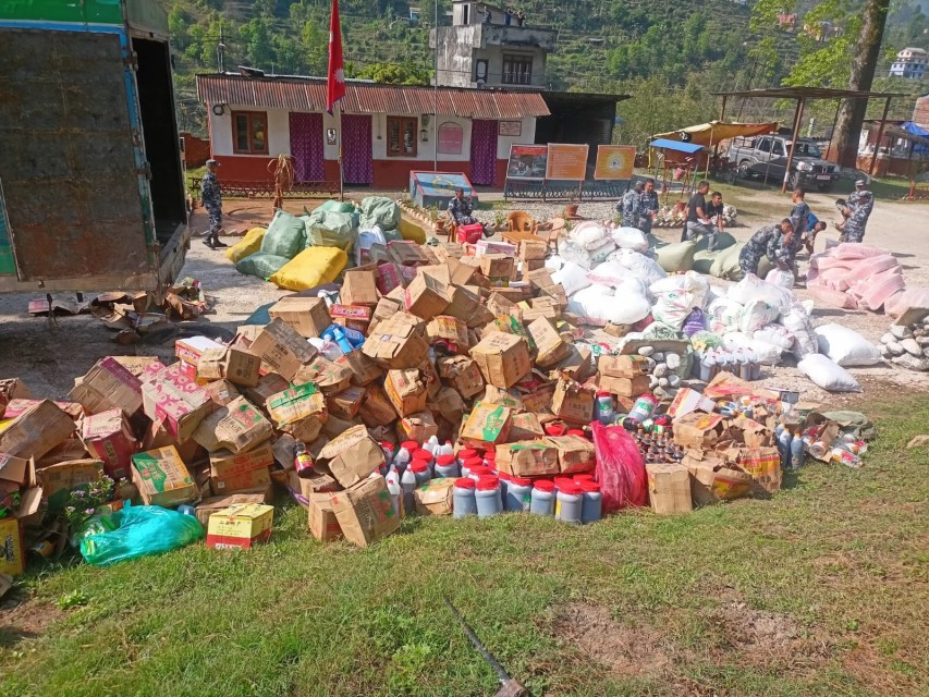 ठूलो परिमाणको चिनियाँ किराना सामानसहित एक सवारीसाधन शशस्त्र प्रहरीकाे  नियन्त्रणमा