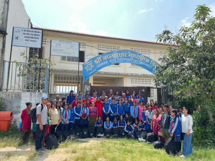 ग्रामीण स्वास्थ्य र शिक्षा सेवा गुठी ( रेस्ट) द्वारा  अमेरिकन हिमालयन फाउन्डेसनको सहयोगमा शैक्षिक सामग्री वितरण