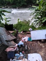 सुनकोशी नदीमा दूध बाेकेकाे भ्यान खस्दा चालक  बेपत्ता