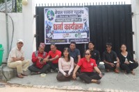 पत्रकार महासघं सिन्धपाल्चोक शाखाले धर्नासहित प्रधानमन्त्रीलाई हस्ताक्षर बुझायो