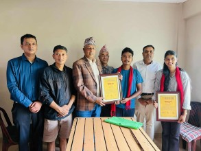 बिनोद नेपाल स्मृति फाउण्डेसनको सहयोगमा इन्द्रेश्वरीमा इन्जिनियरिङ अध्ययन गरेका २ विद्यार्थी सम्मानित