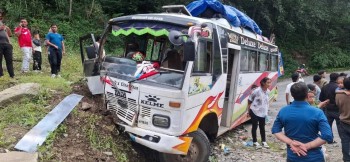 सिन्धुपाल्चोकको पाँचकिलोमा बस दुर्घटना, २० जना घाइते