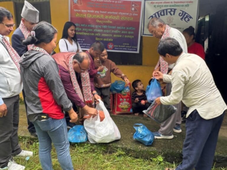 निजामती कर्मचारी संगठनद्वारा सहिद स्मृति दिवसको अवसरमा बालबालिकालाई राहत वितरण