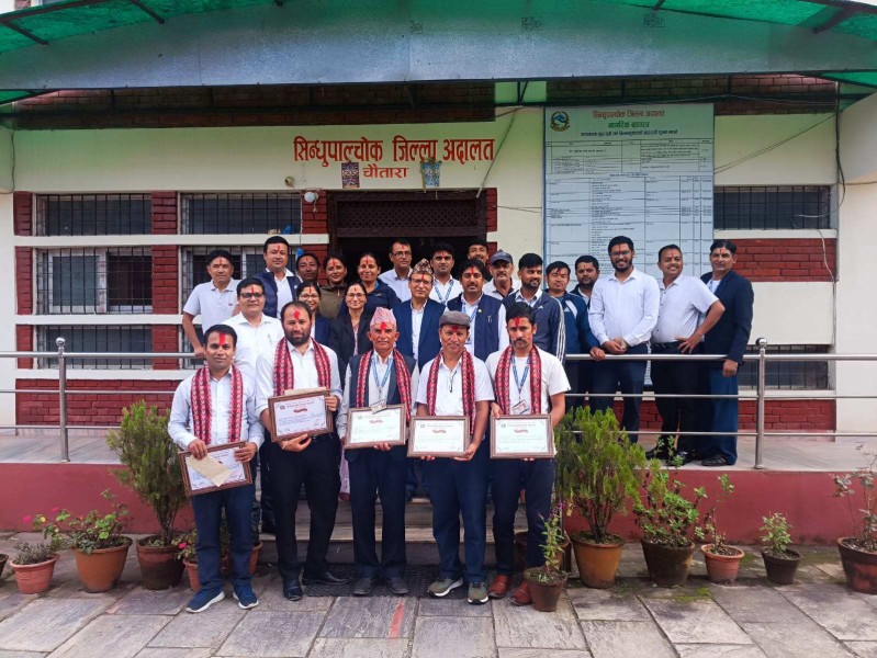 जिल्ला अदालत सिन्धुपाल्चोकले २२ औँ निजामती सेवा दिवस मनायो, ५ जना कर्मचारी नगदसहित सम्मान