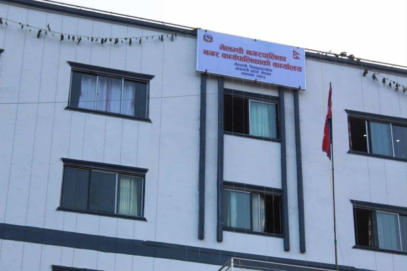 भौतिक पूर्वाधार पुनर्निर्माण कोषमा मेलम्ची नगरपालिकाका कर्मचारीले १ दिनको तलब सहयोग गर्ने