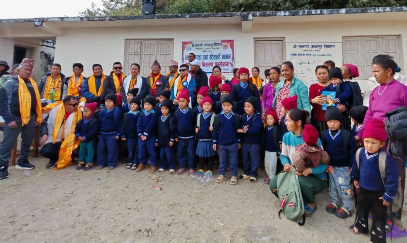 लाभगाउँ आधारभूत विद्यालयका विद्यार्थीहरूलाई न्यानो कपडा, शैक्षिक तथा खेलकुद सामग्री वितरण
