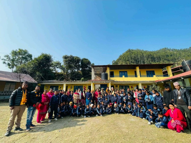 नारायणकाजी श्रेष्ठले दिनुभयो विद्यार्थीलाई न्यानो  पोसाक