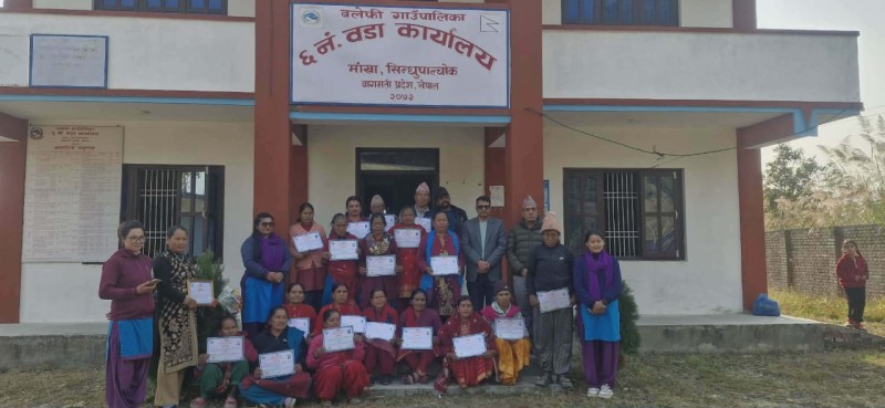 मकैको खोस्टाबाट घरायसी सामग्री निर्माणमा बलेफीका स्थानीय सक्रिय