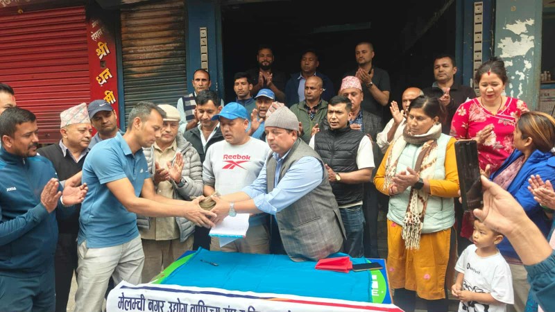 मेलम्चीका आगलागी पीडितलाई सहयोग रकम हस्तान्तरण