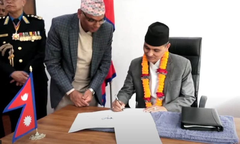 आन्दोलनका मारिएकाहरुको सम्मानमा राष्ट्रिय झण्डा झुकाउने र शोक दिवस मनाउने