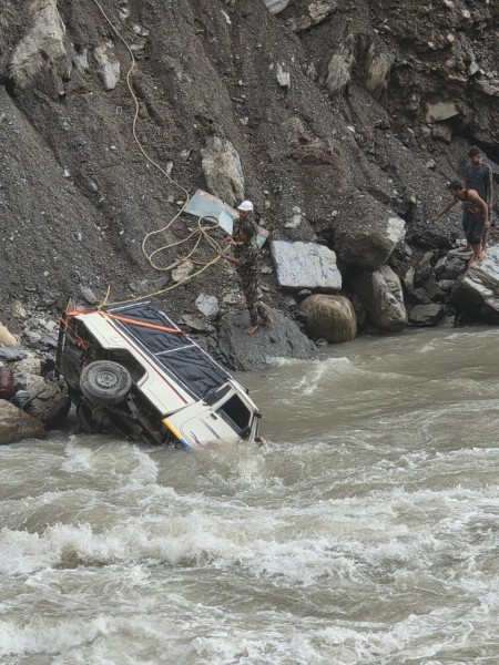 अरनिको सडक खण्डमा बोलेरो दुर्घटना, दुइ जना वेपत्ता